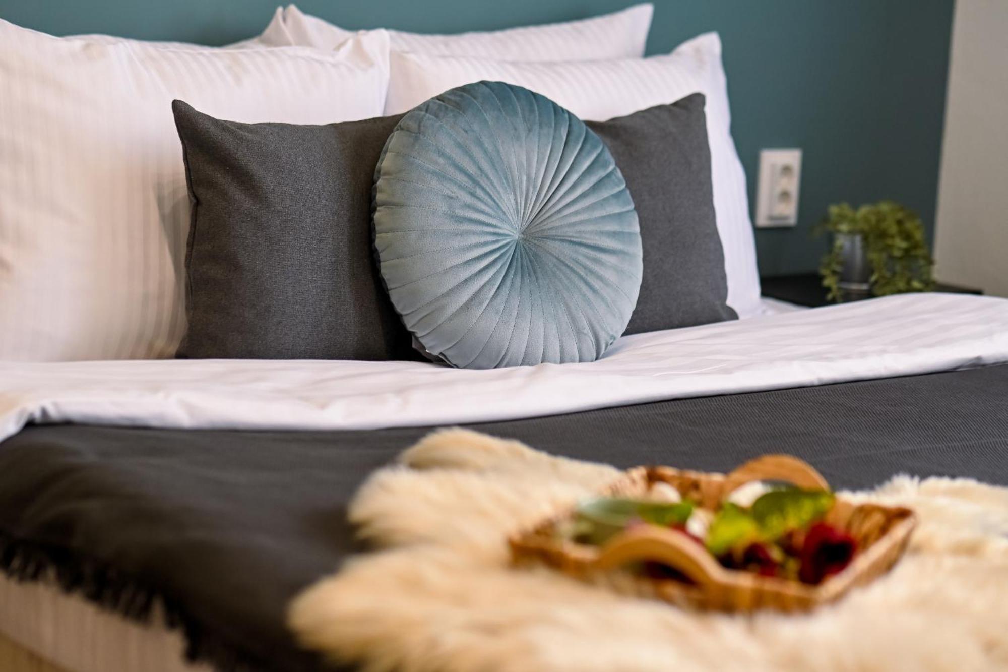 Old Town Charm - Modern & Comfortable Accommodation In The Heart Of The City Bukarest Kültér fotó