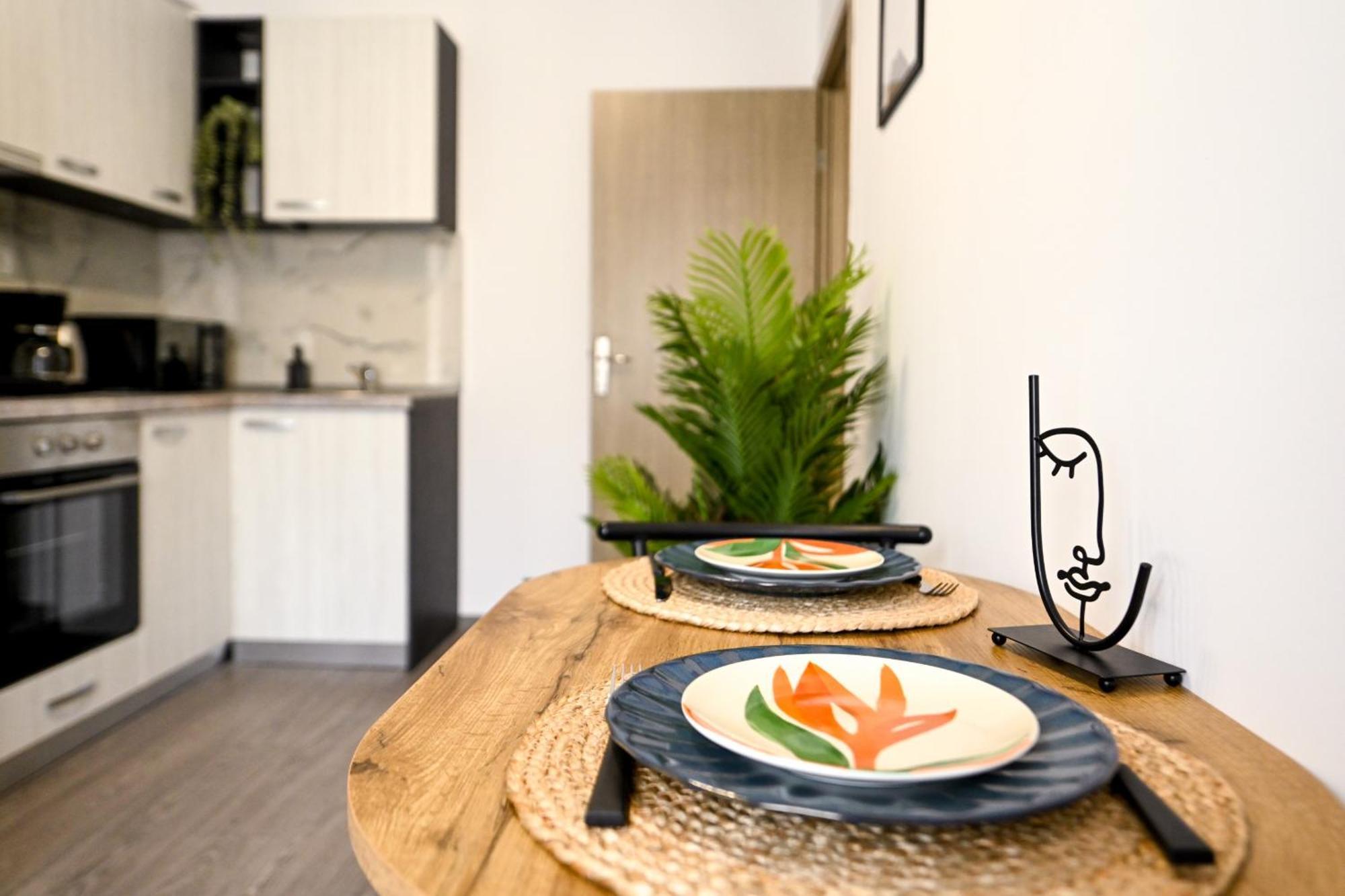 Old Town Charm - Modern & Comfortable Accommodation In The Heart Of The City Bukarest Kültér fotó